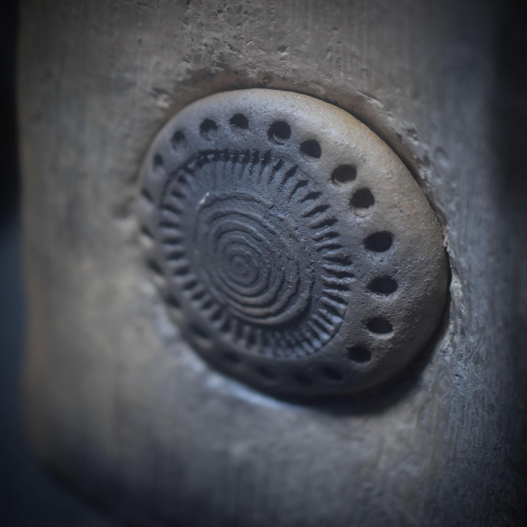 Das Buch des Lebens – Spiegel deiner Seele - aus traditionell gebranntem Ton - archaische Kunst mit Tiefgang - Art.Nr.: SKU143