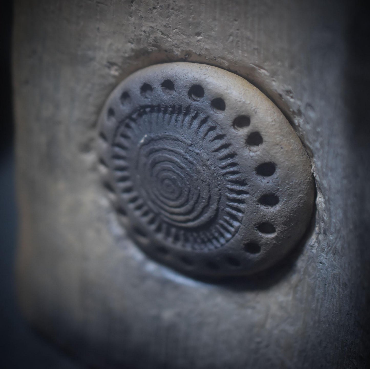 Das Buch des Lebens – Spiegel deiner Seele - aus traditionell gebranntem Ton - archaische Kunst mit Tiefgang