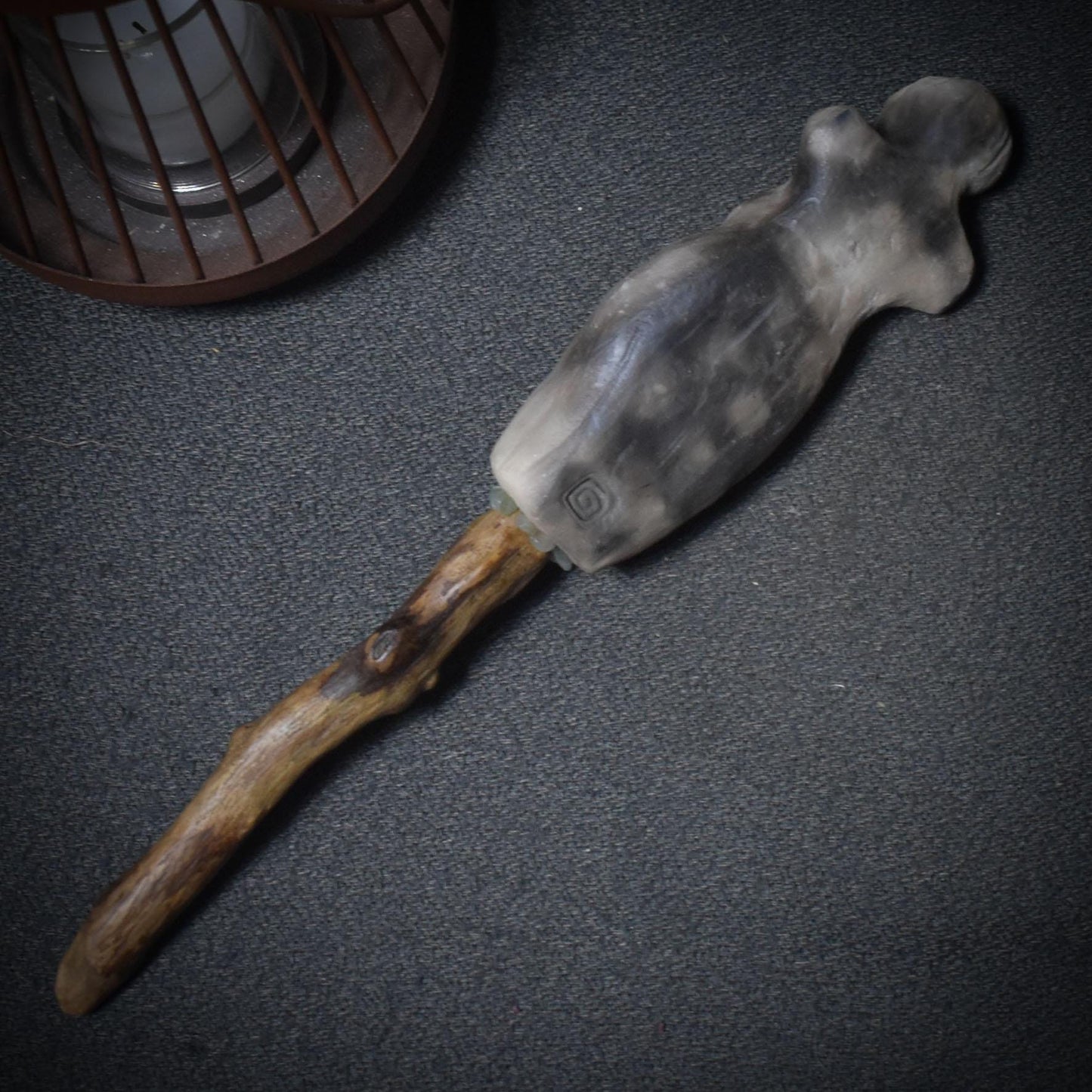 Göttinnenkraft in deinen Händen – Ritualstab mit Aventurin - traditionell gebrannter Ton - archaische Kunst - Art.Nr.: RST020