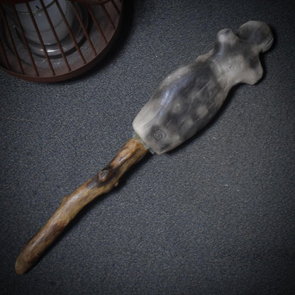 Göttinnenkraft in deinen Händen – Ritualstab mit Aventurin - traditionell gebrannter Ton - archaische Kunst - Art.Nr.: RST020