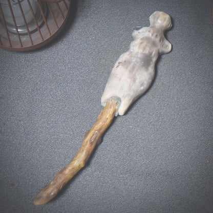 Göttinnenkraft in deinen Händen – Ritualstab mit Aventurin - traditionell gebrannter Ton - archaische Kunst - Art.Nr.: RST020