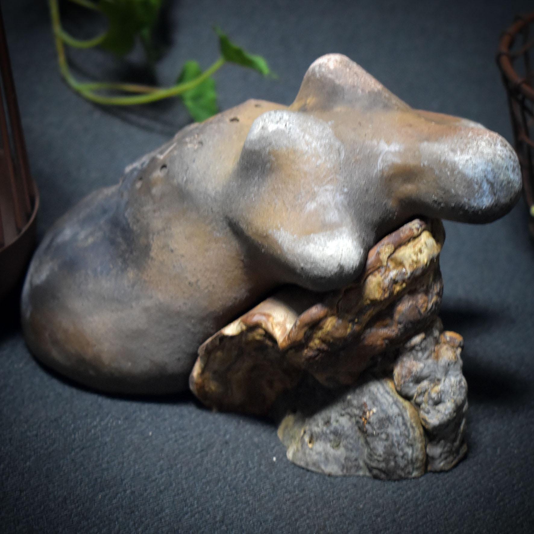 Göttin der Ruhe – Skulptur auf Baumpilz mit Mandala - traditionelle Rauchbrandkunst - Art.Nr.: SKU132