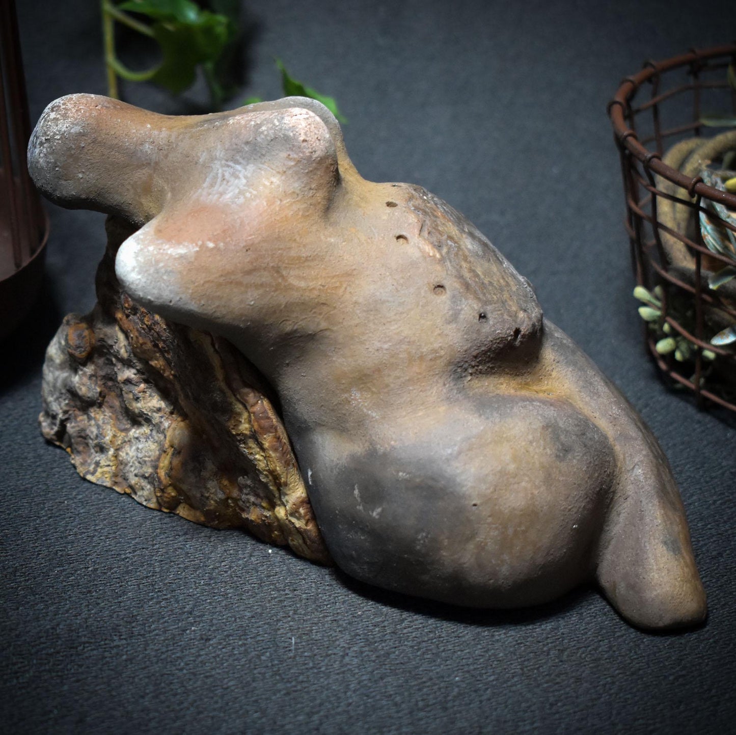 Göttin der Ruhe – Skulptur auf Baumpilz mit Mandala - traditionelle Rauchbrandkunst - Art.Nr.: SKU132