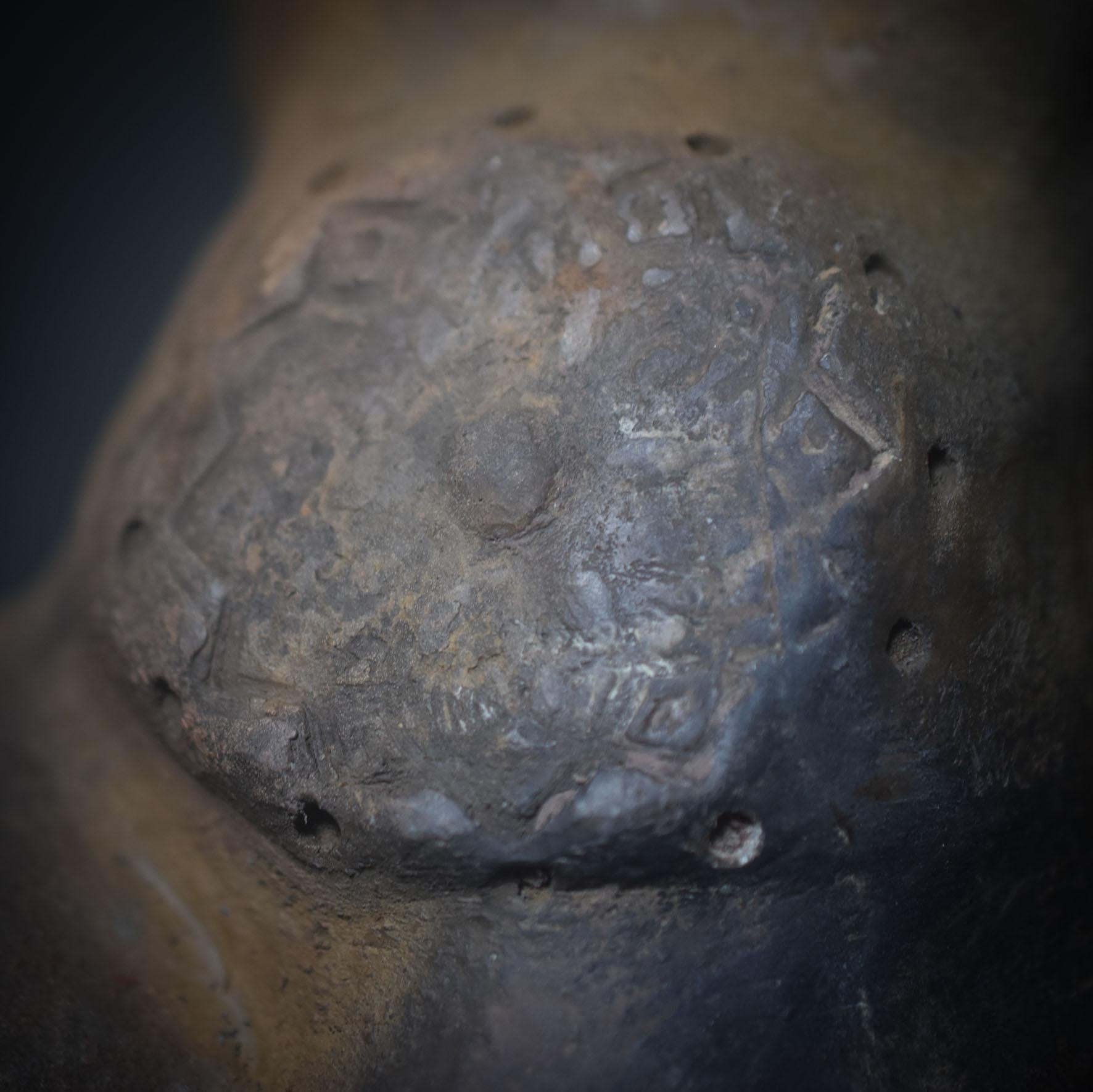 Göttin der Ruhe – Skulptur auf Baumpilz mit Mandala - traditionelle Rauchbrandkunst - Art.Nr.: SKU132