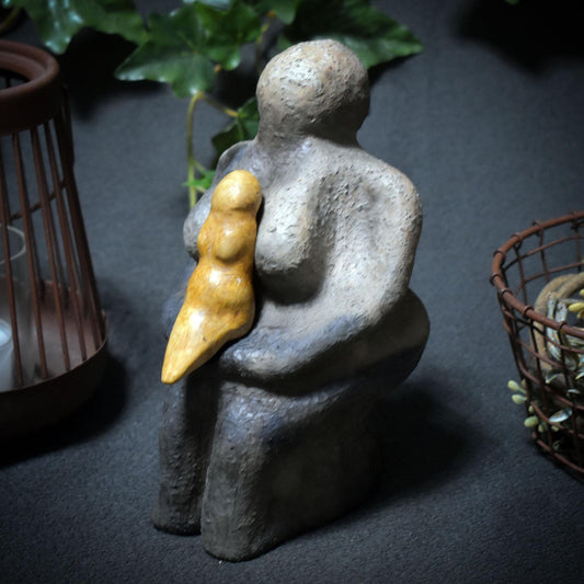 Mutter und Tochter – Skulptur weiblicher Kraft - traditionelle Rauchbrandkunst - Göttin der Weisheit