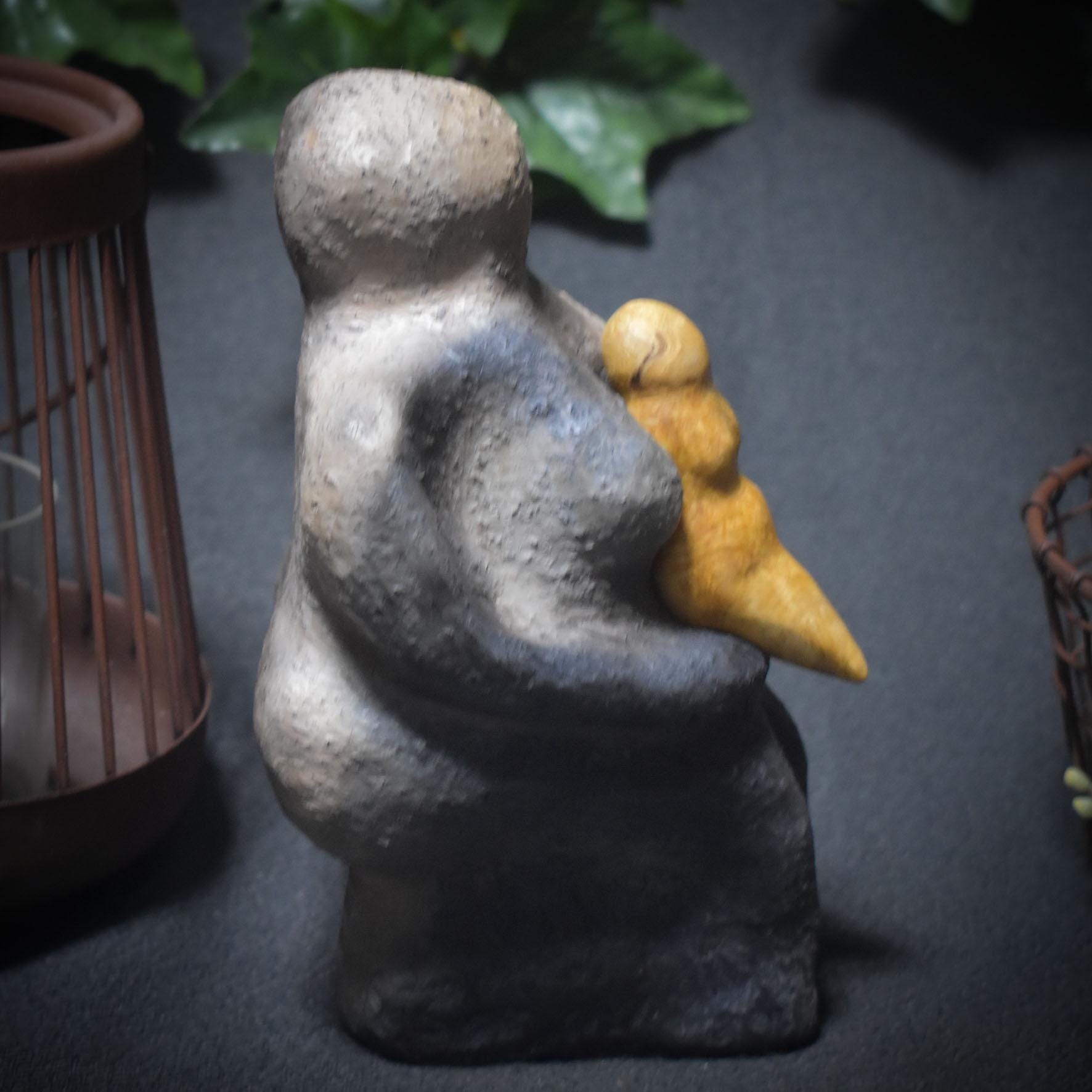 Mutter und Tochter – Skulptur weiblicher Kraft - traditionelle Rauchbrandkunst - Göttin der Weisheit