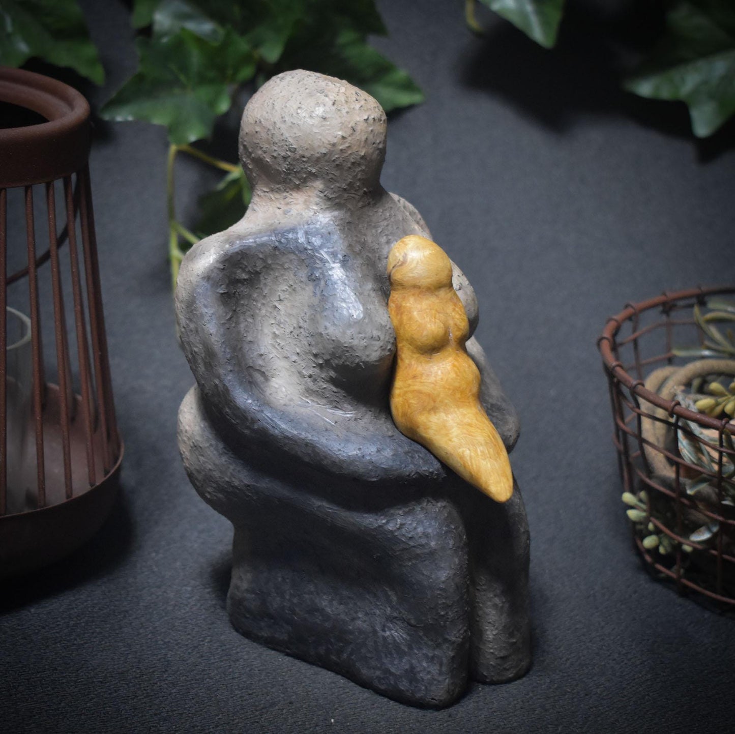 Mutter und Tochter – Skulptur weiblicher Kraft - traditionelle Rauchbrandkunst - Göttin der Weisheit - Art.Nr.: SKU133