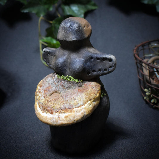 Göttin der Anfänge – Skulptur mit verwachsenem Baumpilz - traditionell gebrannter Ton - spirituelle Skulptur