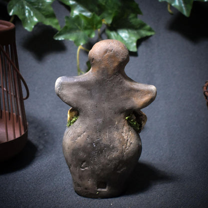 Göttin der Anfänge – Skulptur mit verwachsenem Baumpilz - traditionell gebrannter Ton - spirituelle Skulptur - Art.Nr.: SKU135