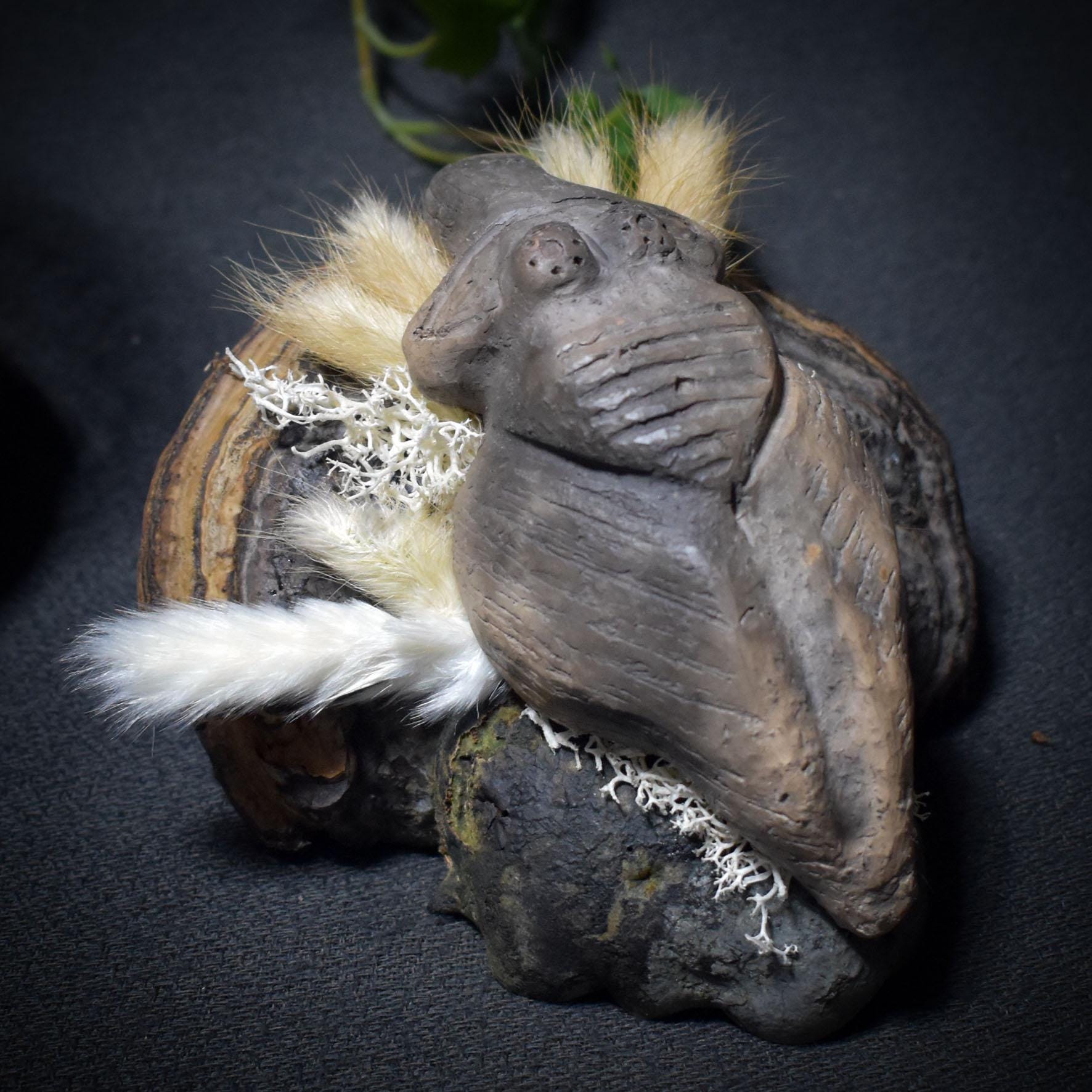 Göttin der Stille – Ruhend auf Baumpilz, Moos und Gras - primitive Kunst - spirituelle Begleiterin - Art.Nr.: SKU136