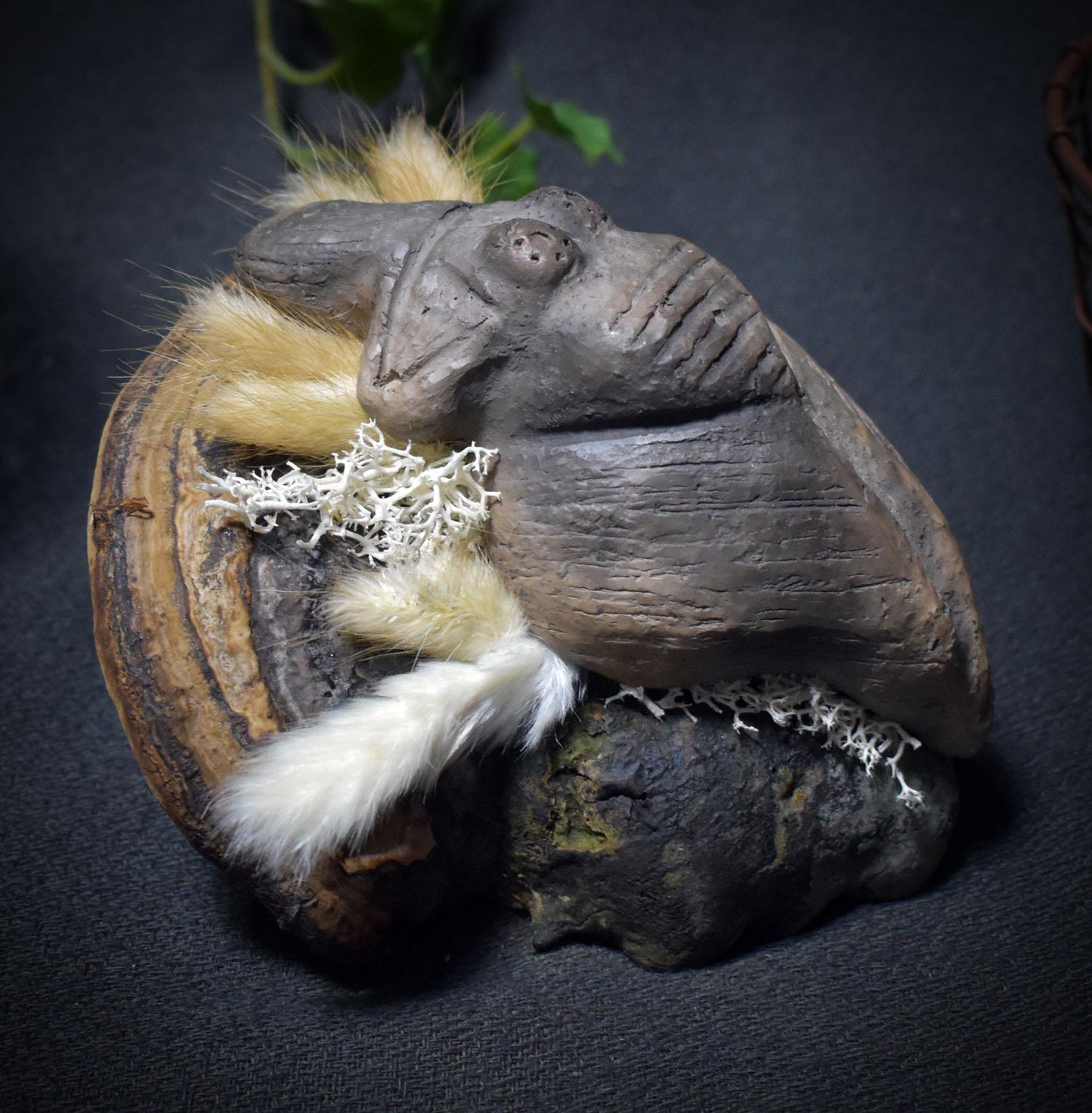 Göttin der Stille – Ruhend auf Baumpilz, Moos und Gras - primitive Kunst - spirituelle Begleiterin - Art.Nr.: SKU136