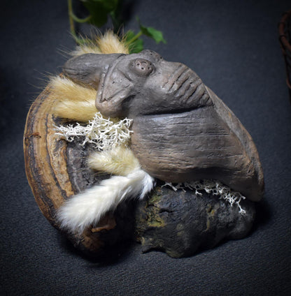 Göttin der Stille – Ruhend auf Baumpilz, Moos und Gras - primitive Kunst - spirituelle Begleiterin - Art.Nr.: SKU136