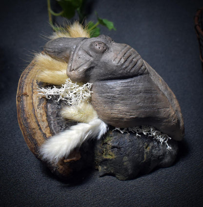 Göttin der Stille – Ruhend auf Baumpilz, Moos und Gras - primitive Kunst - spirituelle Begleiterin