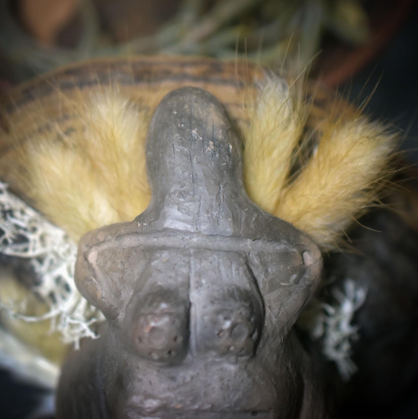 Göttin der Stille – Ruhend auf Baumpilz, Moos und Gras - primitive Kunst - spirituelle Begleiterin