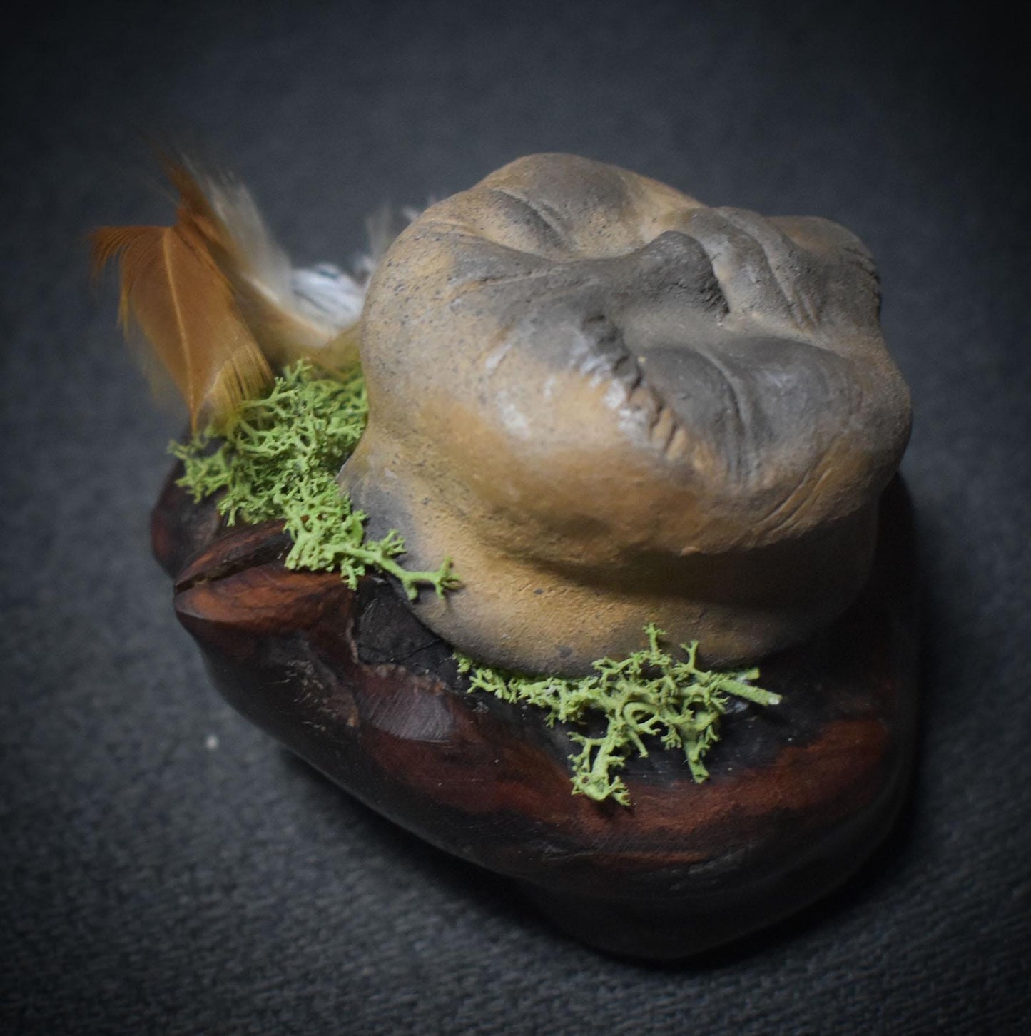 Herz des Waldes – Baumperle mit einem Wesen des Waldes - traditionell gebrannter Ton - Hexenei - spirituelle Altardeko - Art.Nr.: SKU137