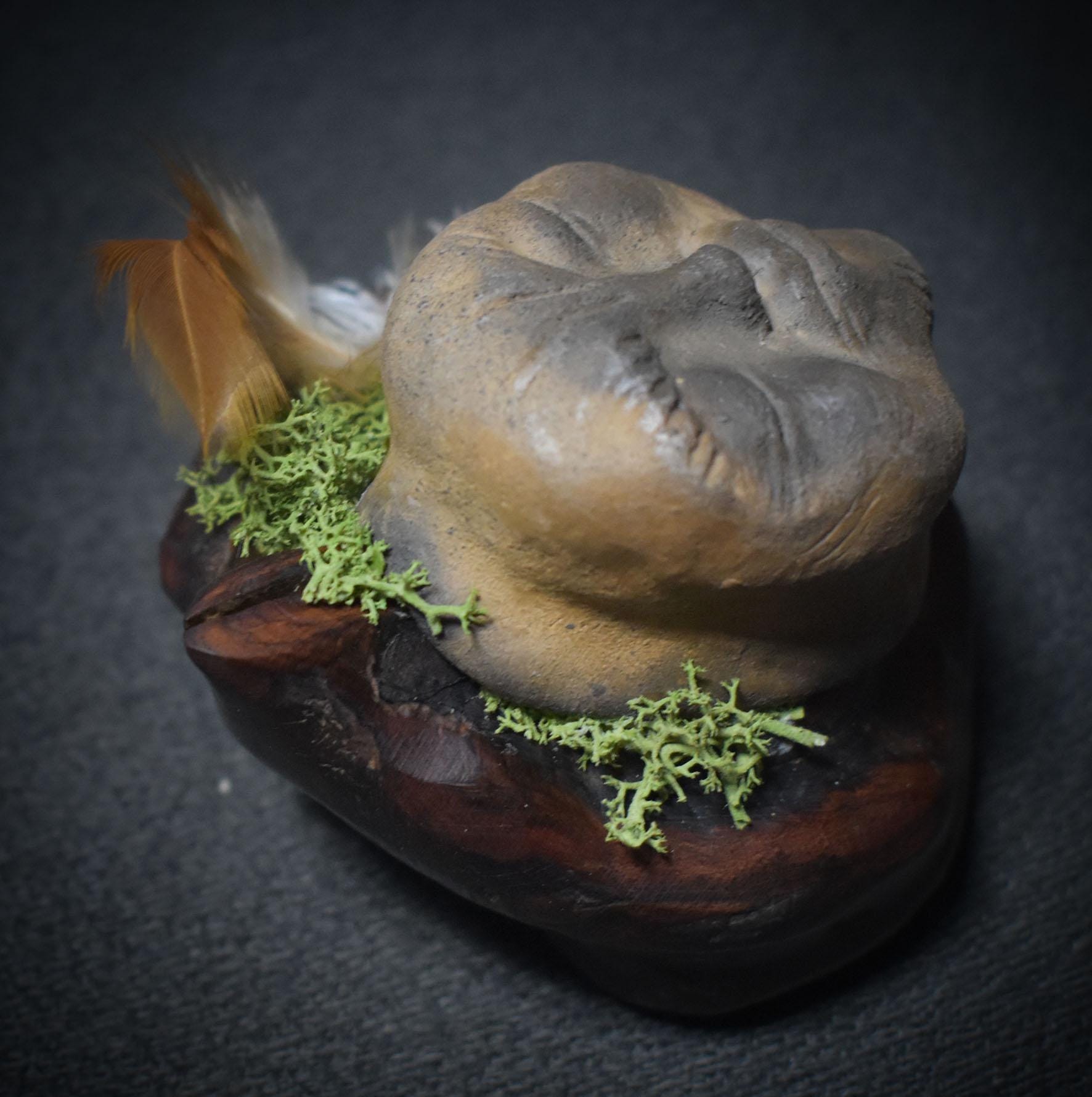 Herz des Waldes – Baumperle mit einem Wesen des Waldes - traditionell gebrannter Ton - Hexenei - spirituelle Altardeko - Art.Nr.: SKU137