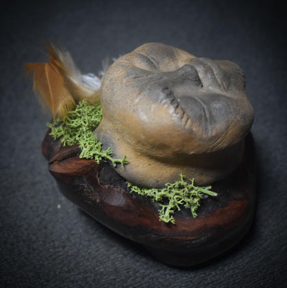 Herz des Waldes – Baumperle mit einem Wesen des Waldes - traditionell gebrannter Ton - Hexenei - spirituelle Altardeko - Art.Nr.: SKU137