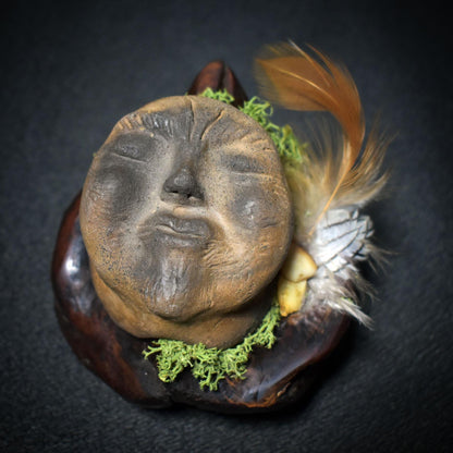 Herz des Waldes – Baumperle mit einem Wesen des Waldes - traditionell gebrannter Ton - Hexenei - spirituelle Altardeko - Art.Nr.: SKU137