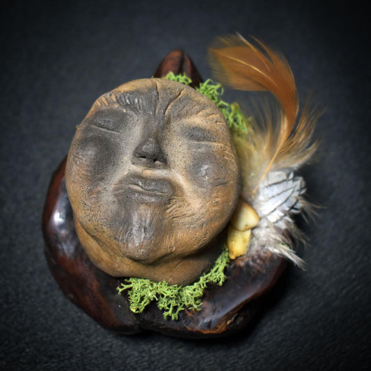 Herz des Waldes – Baumperle mit einem Wesen des Waldes - traditionell gebrannter Ton - Hexenei - spirituelle Altardeko - Art.Nr.: SKU137