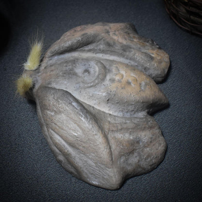 Tonskulptur der Nachtmotte – Hüterin des Mondlichts - Krafttier Motte - spirituelle Dekoration