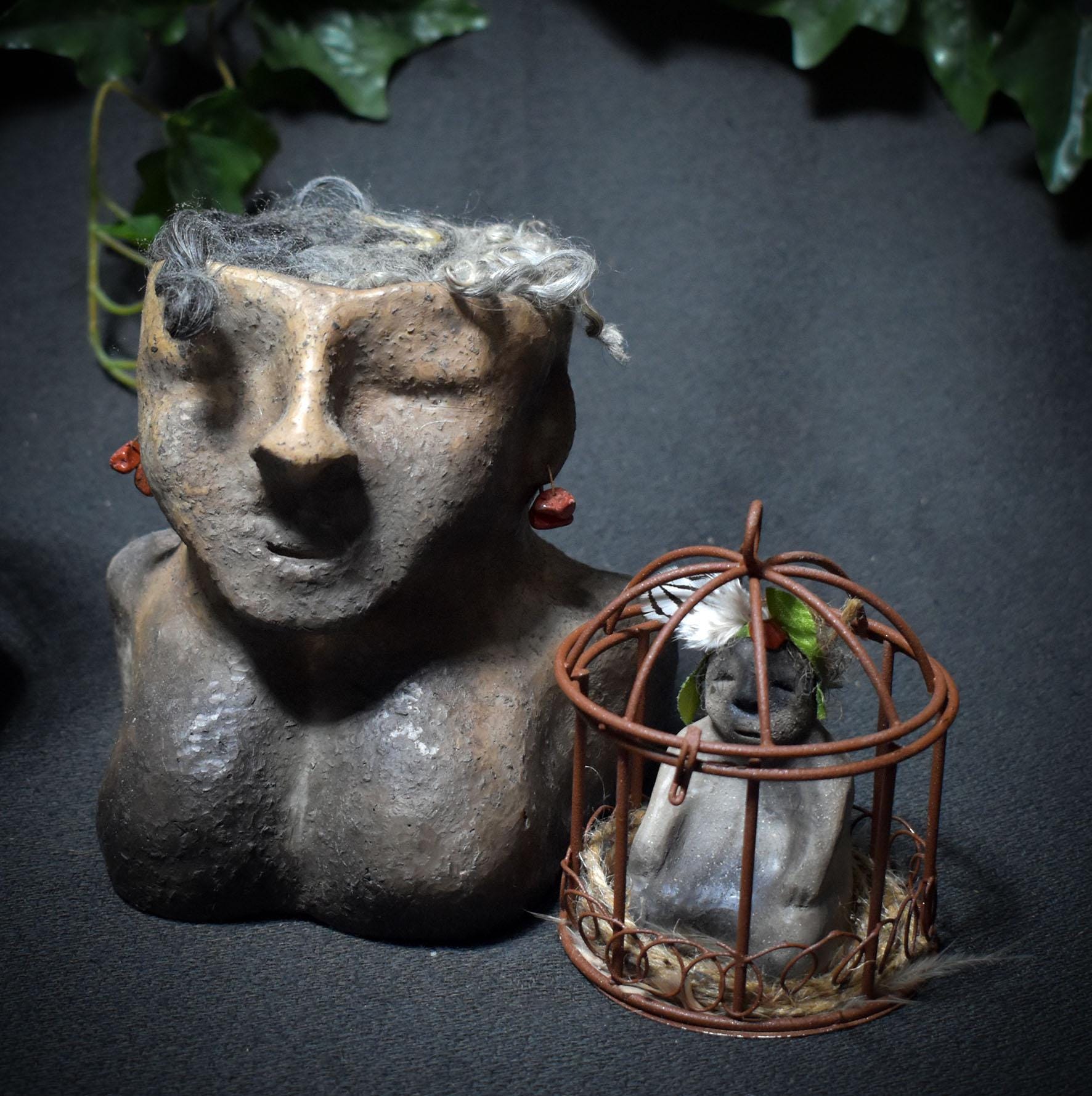 Tonskulptur der inneren Gefangenschaft – Ausdruck weiblicher Seelenkraft - Seelenarbeit - Art.Nr.: SKU146