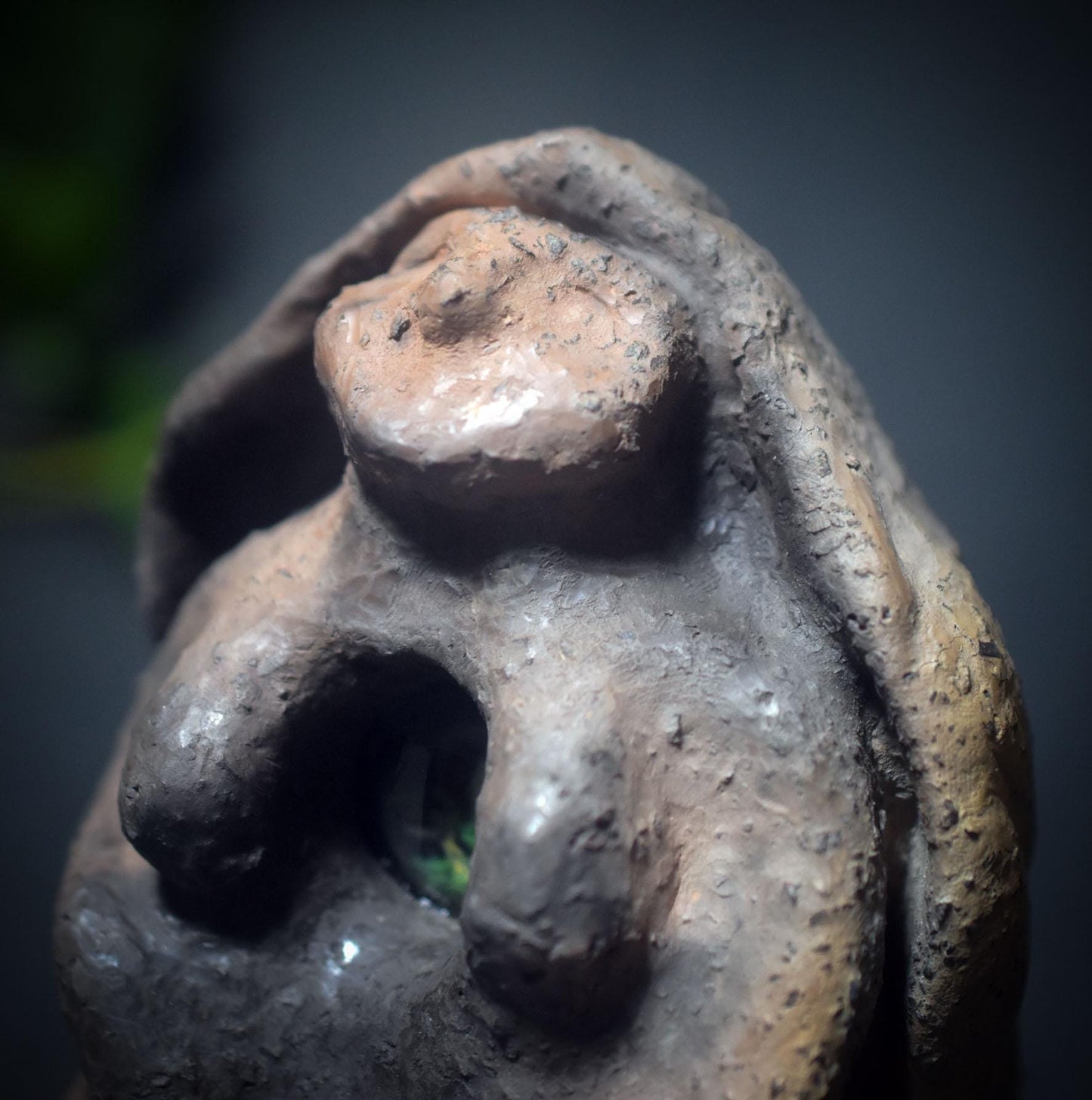 Open Heart – Weibliche Tonskulptur mit strahlendem Herz - öffne dein Herz - Kunstobjekt mit symbolischer Tiefe - Art.Nr.: SKU147