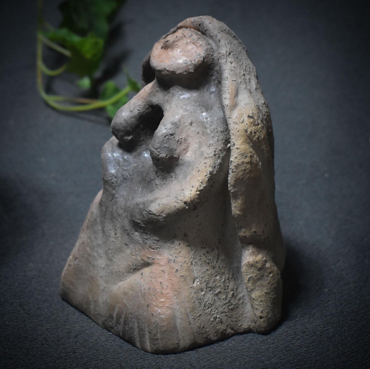 Open Heart – Weibliche Tonskulptur mit strahlendem Herz - öffne dein Herz - Kunstobjekt mit symbolischer Tiefe - Art.Nr.: SKU147