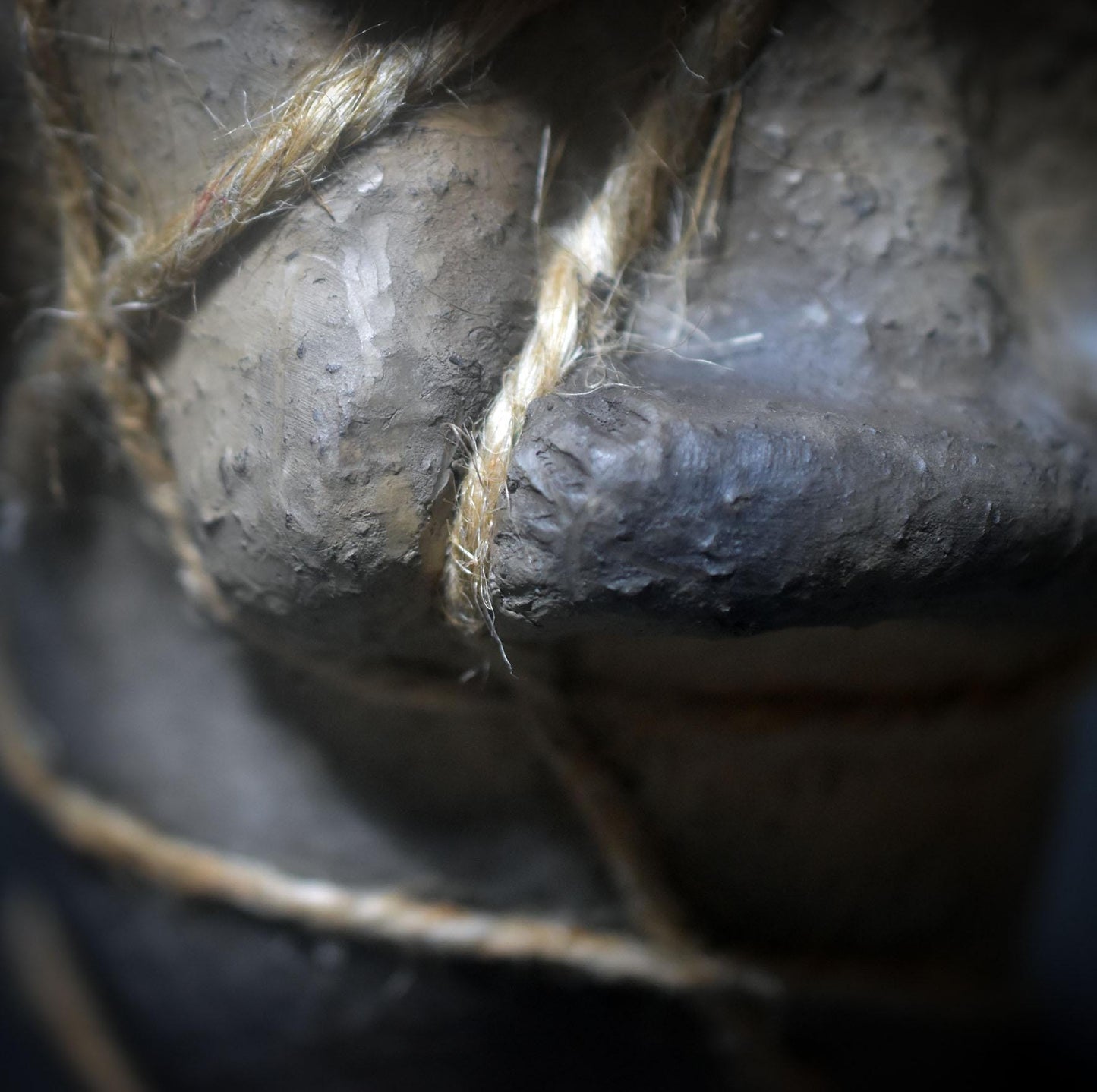 Gefesselte Seele – Weibliche Tonskulptur der inneren Einkehr - Selbstreflexion - Achtsamkeit