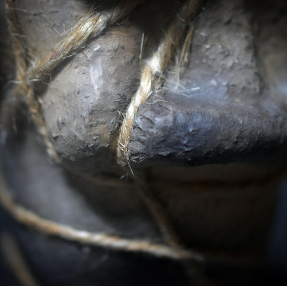 Gefesselte Seele – Weibliche Tonskulptur der inneren Einkehr - Selbstreflexion - Achtsamkeit