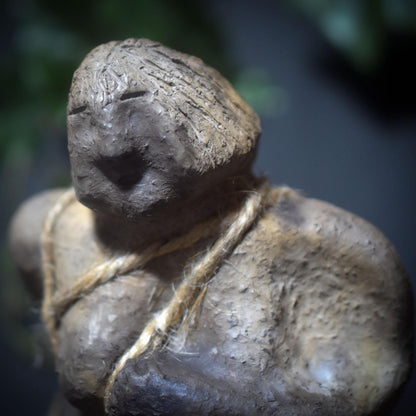 Gefesselte Seele – Weibliche Tonskulptur der inneren Einkehr - Selbstreflexion - Achtsamkeit - Art.Nr.: SKU148