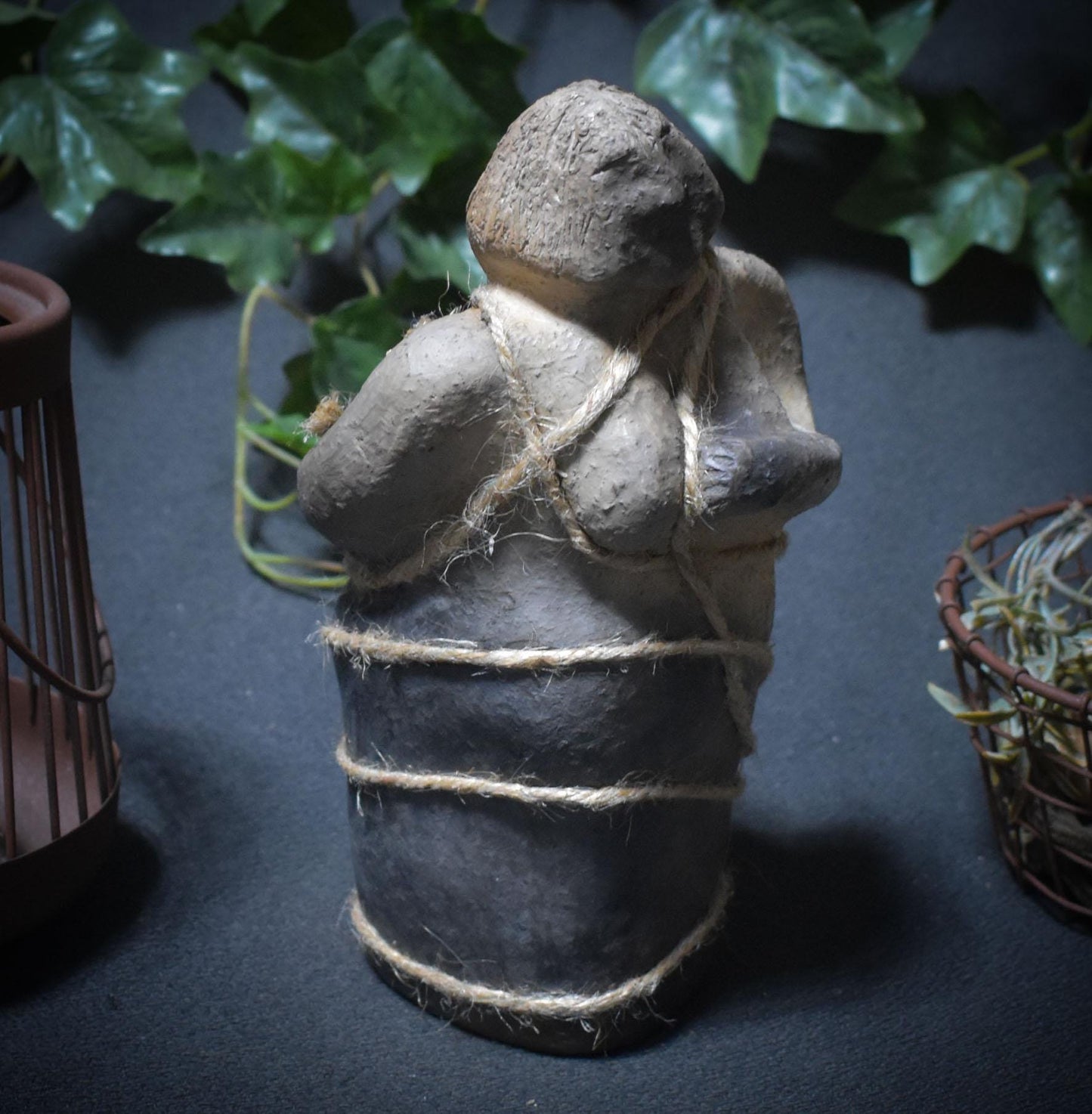 Gefesselte Seele – Weibliche Tonskulptur der inneren Einkehr - Selbstreflexion - Achtsamkeit