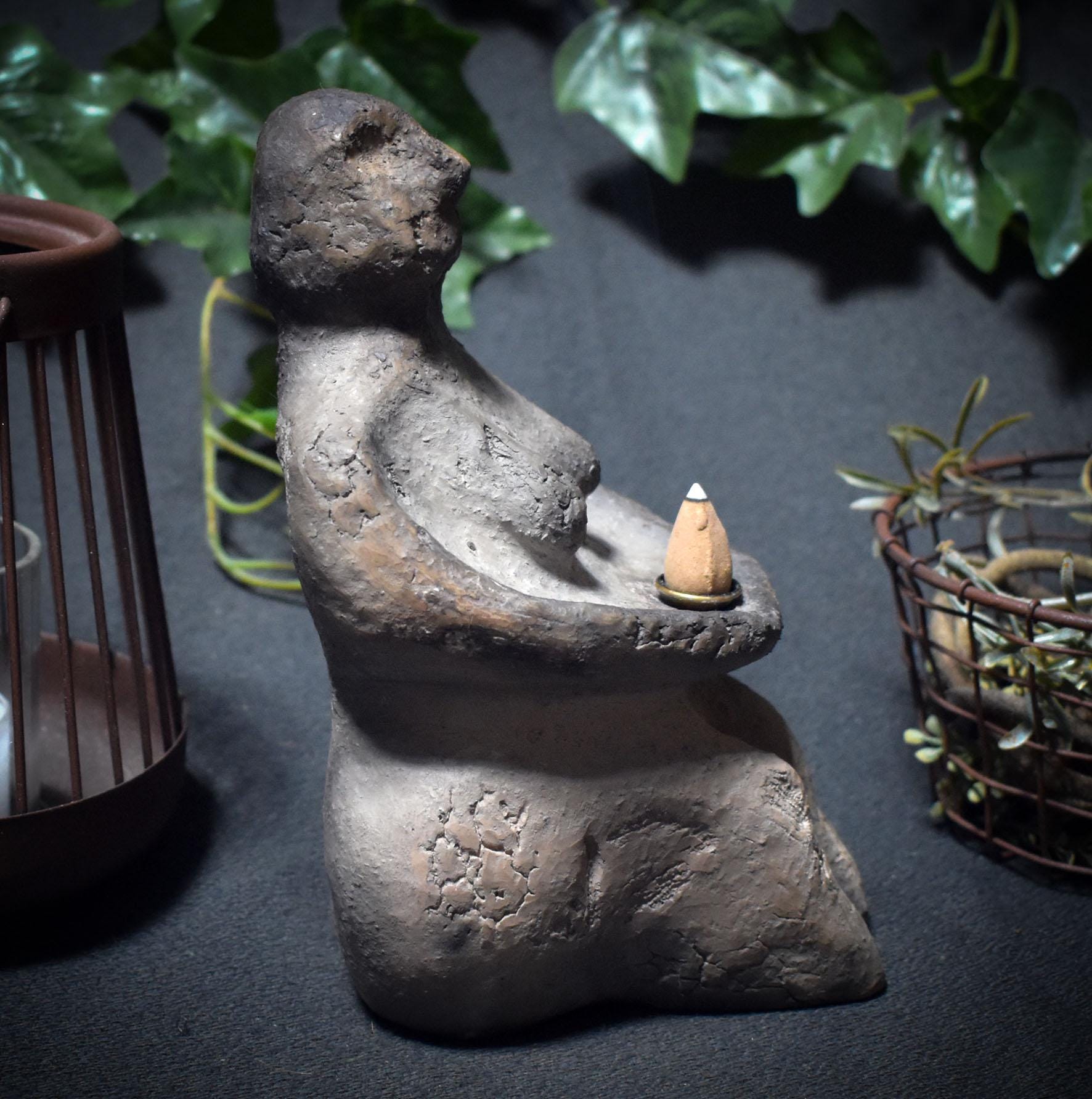 Archaische Skulptur der Weiblichkeit - Hüterin des Rauches – traditionelle Rauchbrandkunst - Art.Nr.: RÄH017