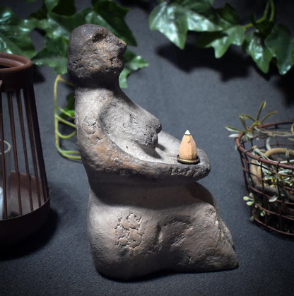 Archaische Skulptur der Weiblichkeit - Hüterin des Rauches – traditionelle Rauchbrandkunst