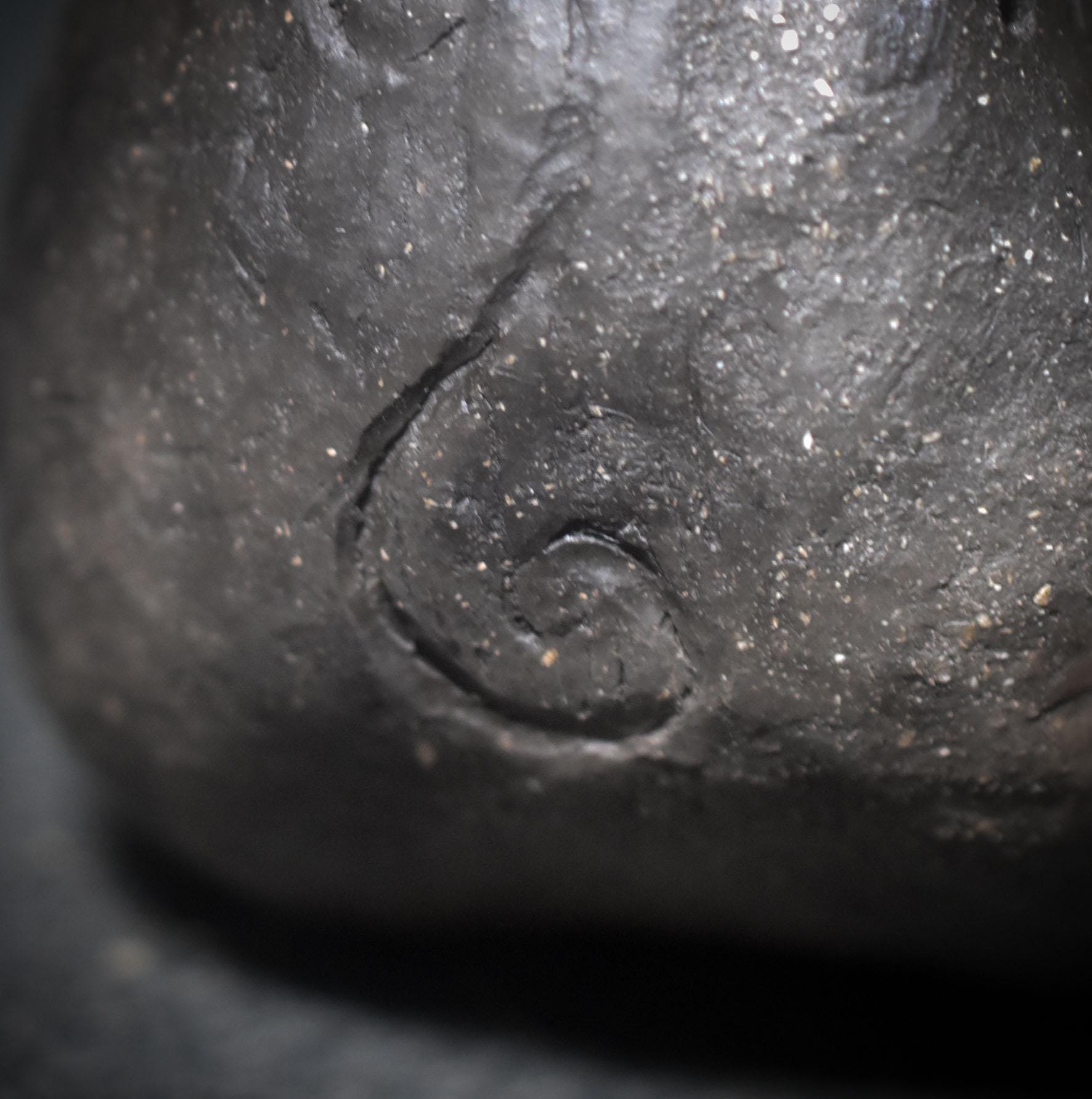 Stimme der Ahnen – Schamanische Handrassel in Maskengestalt - traditionelle Rauchbrandkunst - Art.Nr.: SRA040