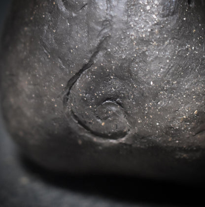 Stimme der Ahnen – Schamanische Handrassel in Maskengestalt - traditionelle Rauchbrandkunst - Art.Nr.: SRA040