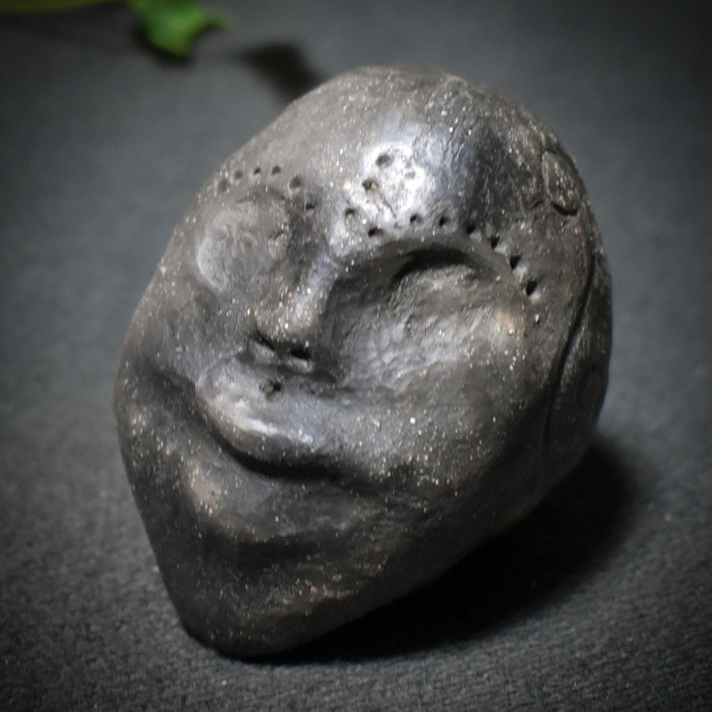 Stimme der Ahnen – Schamanische Handrassel in Maskengestalt - traditionelle Rauchbrandkunst - Art.Nr.: SRA040