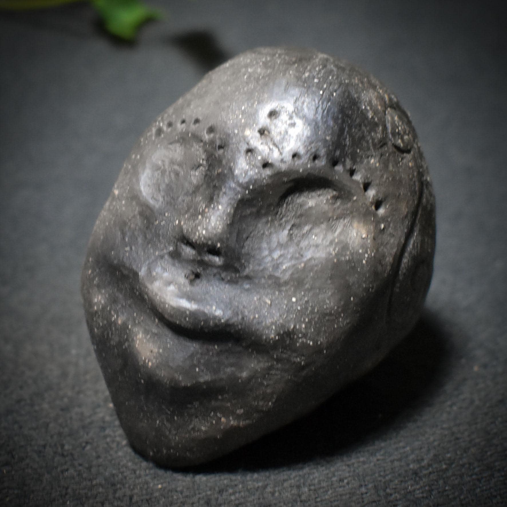 Stimme der Ahnen – Schamanische Handrassel in Maskengestalt - traditionelle Rauchbrandkunst