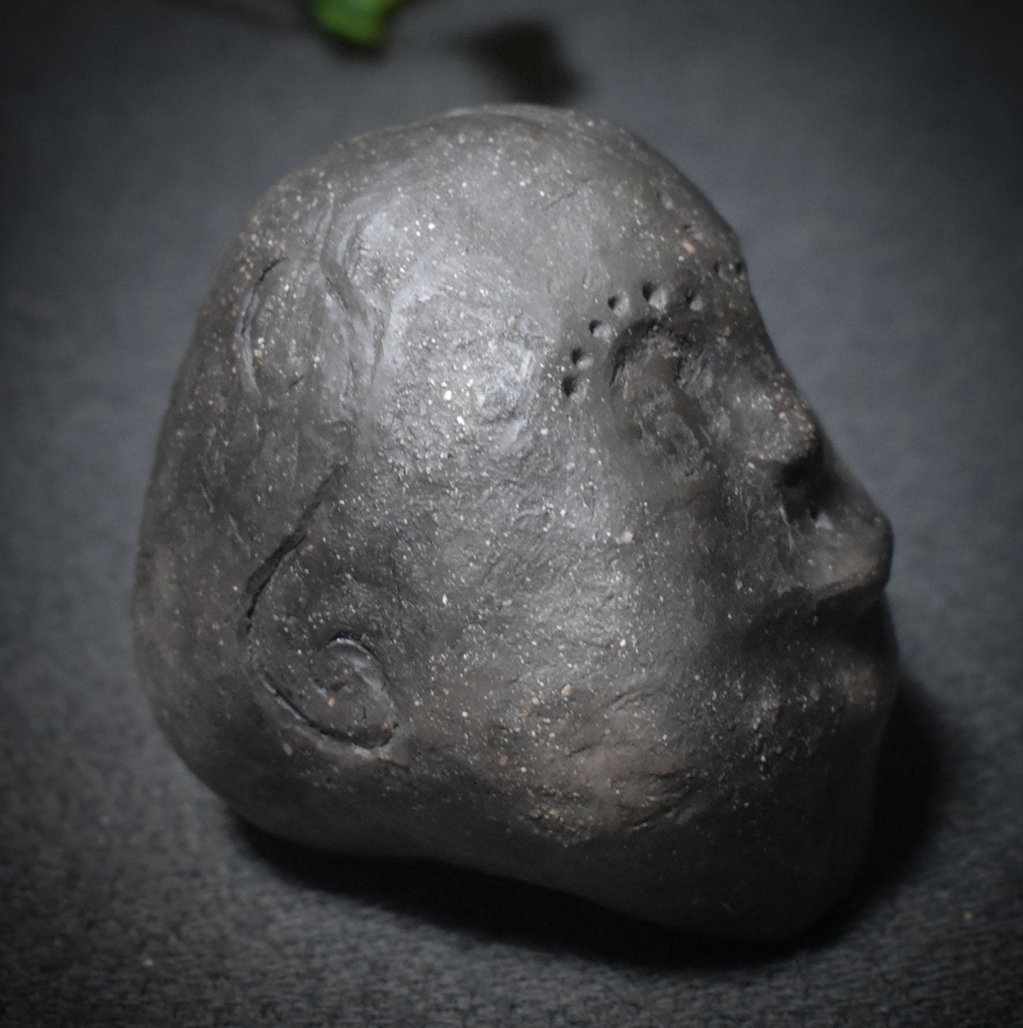 Stimme der Ahnen – Schamanische Handrassel in Maskengestalt - traditionelle Rauchbrandkunst