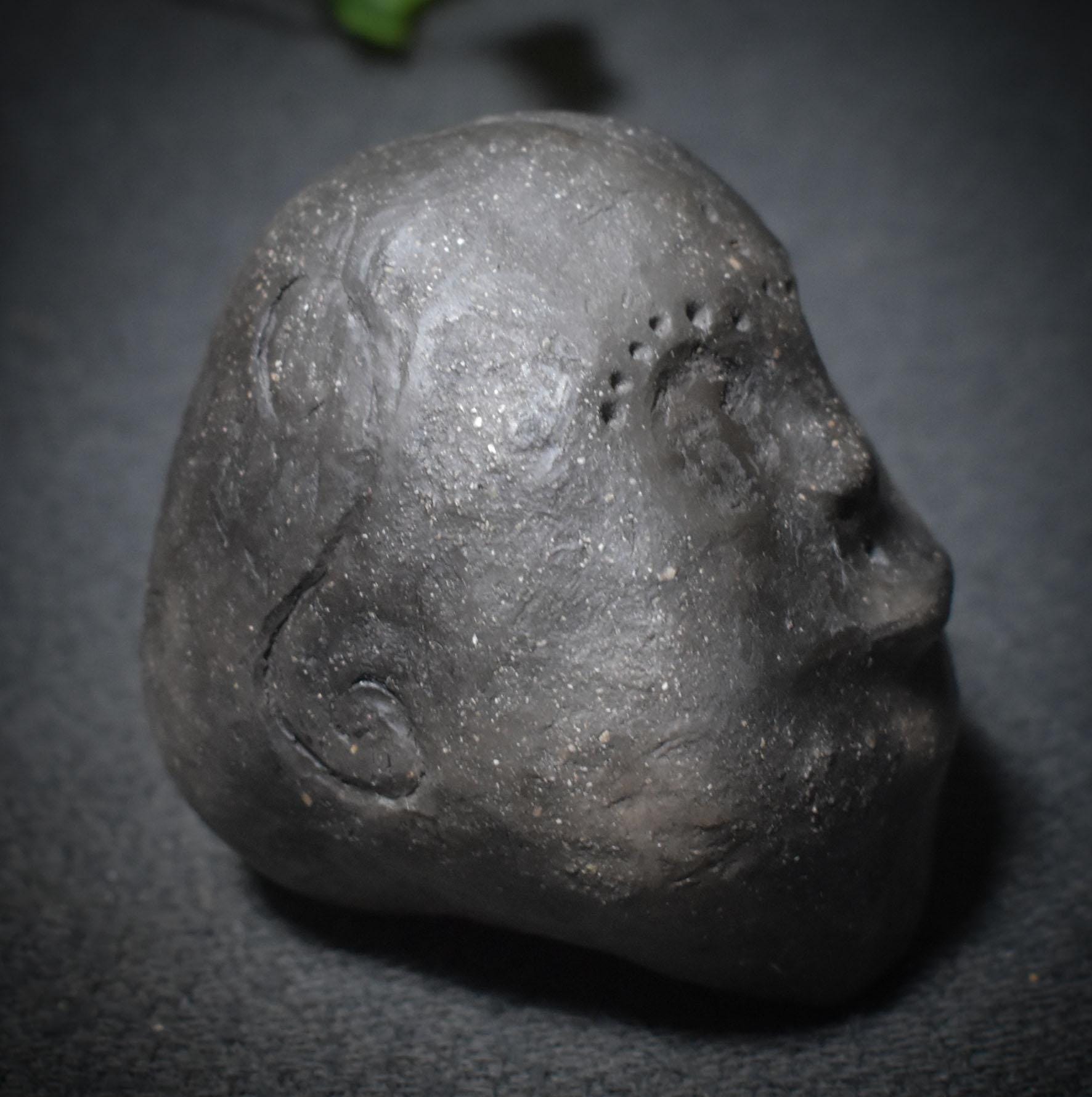 Stimme der Ahnen – Schamanische Handrassel in Maskengestalt - traditionelle Rauchbrandkunst