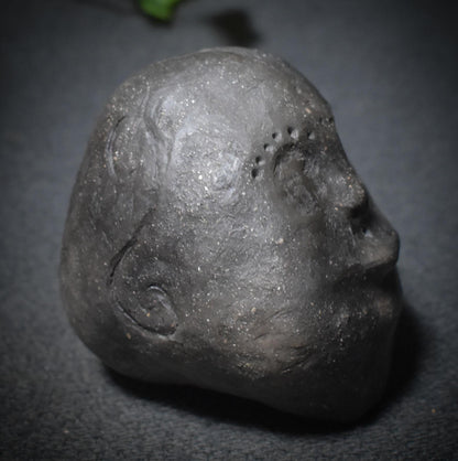 Stimme der Ahnen – Schamanische Handrassel in Maskengestalt - traditionelle Rauchbrandkunst