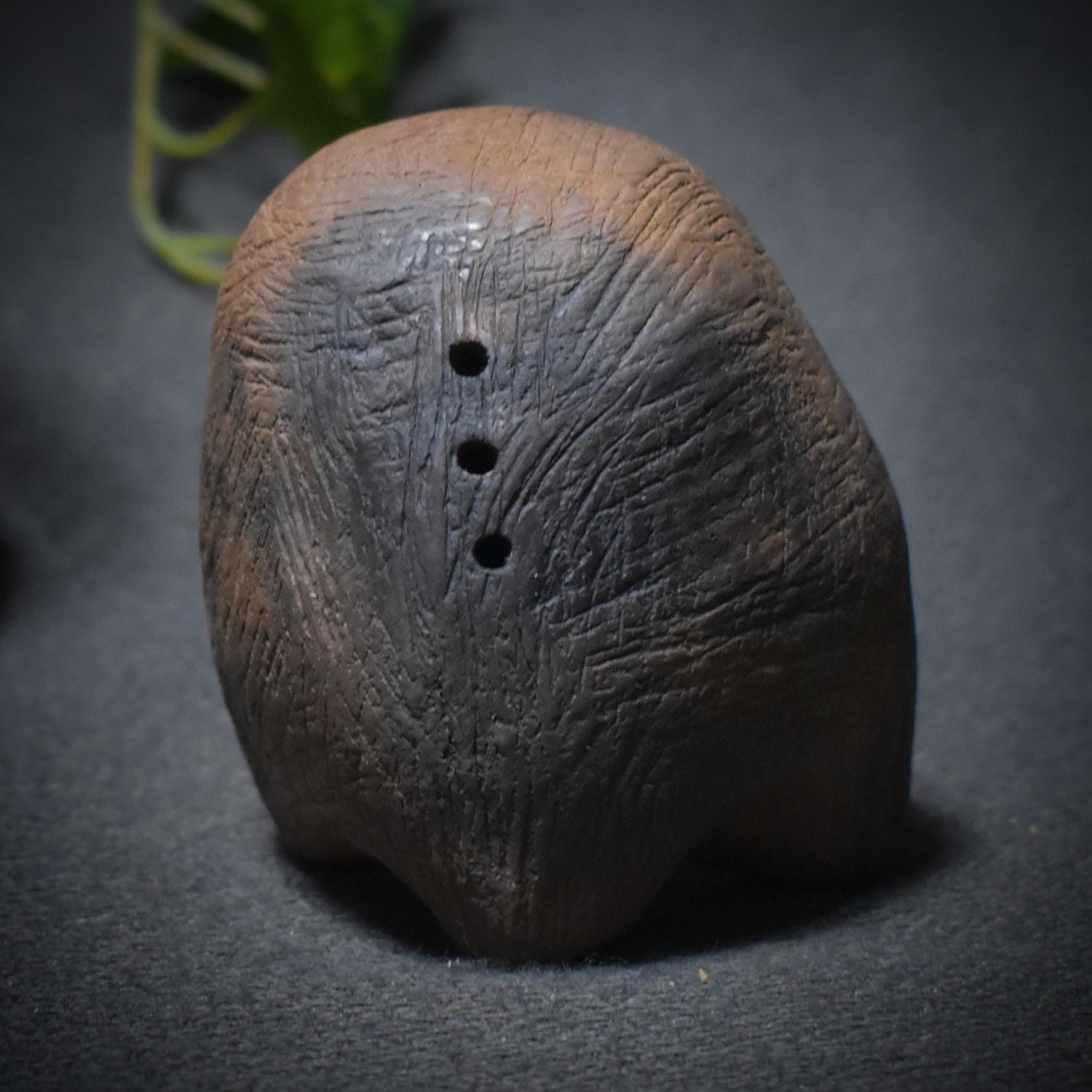 Der Rhythmus der Seele – Schamanische Handrassel aus Ton - kraftvolles Ritualwerkzeug - Art.Nr.: SRA041