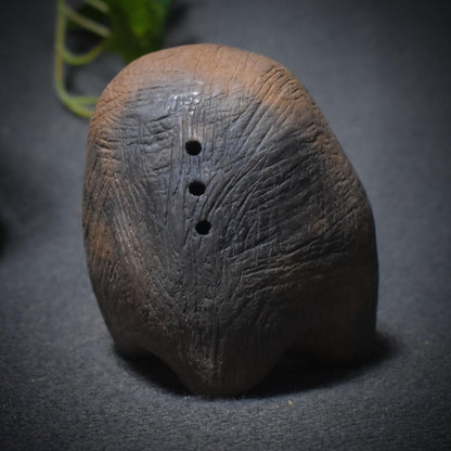 Der Rhythmus der Seele – Schamanische Handrassel aus Ton - kraftvolles Ritualwerkzeug - Art.Nr.: SRA041