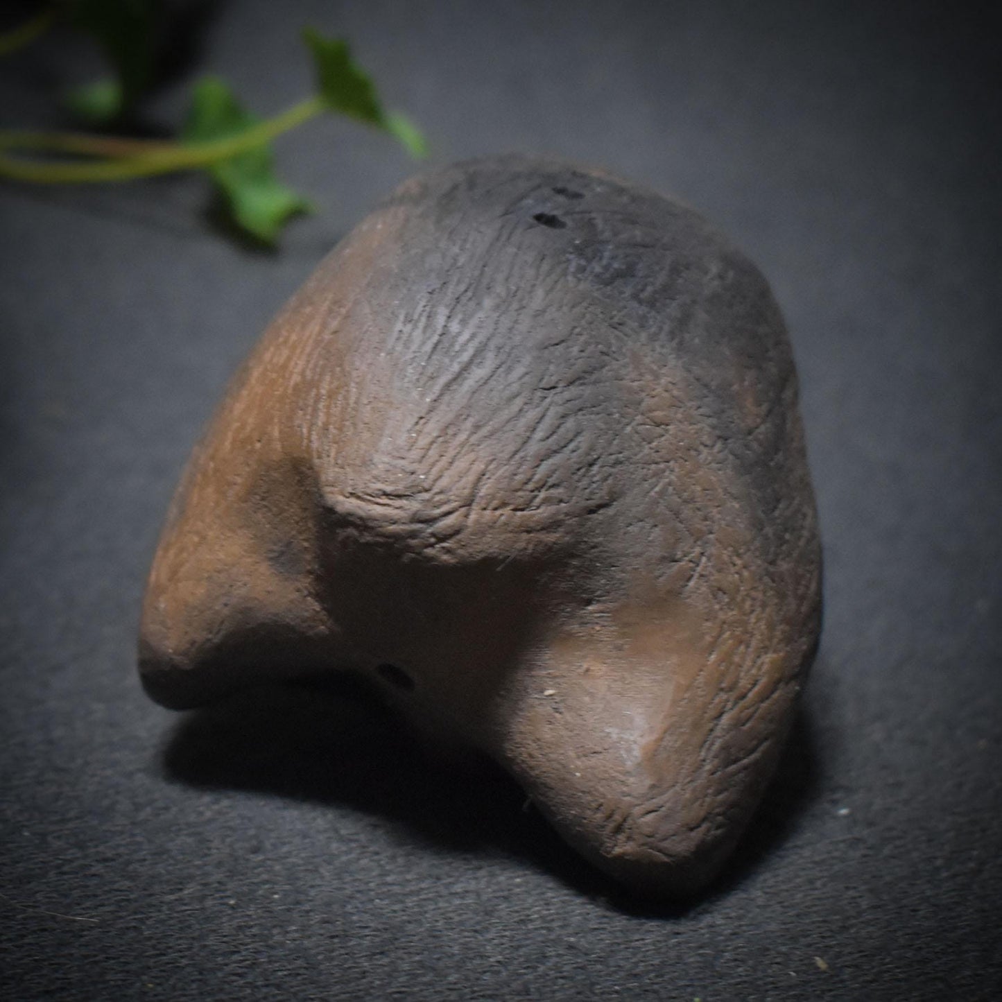 Der Rhythmus der Seele – Schamanische Handrassel aus Ton - kraftvolles Ritualwerkzeug - Art.Nr.: SRA041