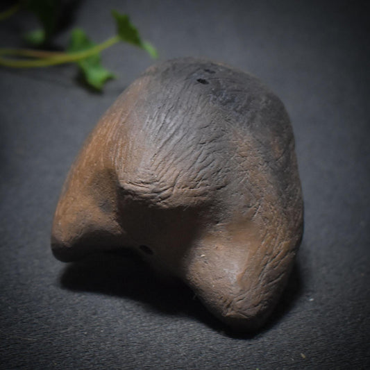 Der Rhythmus der Seele – Schamanische Handrassel aus Ton - kraftvolles Ritualwerkzeug - Art.Nr.: SRA041