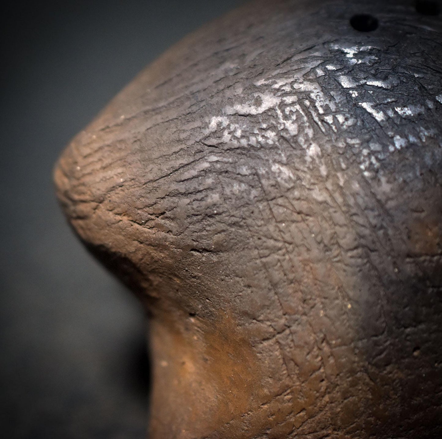 Der Rhythmus der Seele – Schamanische Handrassel aus Ton - kraftvolles Ritualwerkzeug - Art.Nr.: SRA041