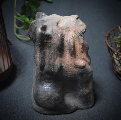 Krafttier Löwe – Feuergeborene Skulptur in Rauchbrandkunst - archaische Kunst - Schamanismus