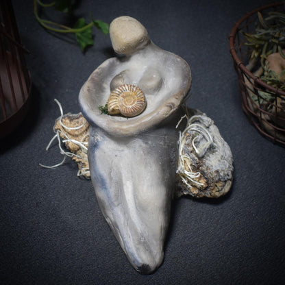 Pilzwesen der Erde – Archaische Wächterin mit Ammonit - traditionell gebrannter Ton - naturverbundene Kunst - Art.Nr.: SKU141