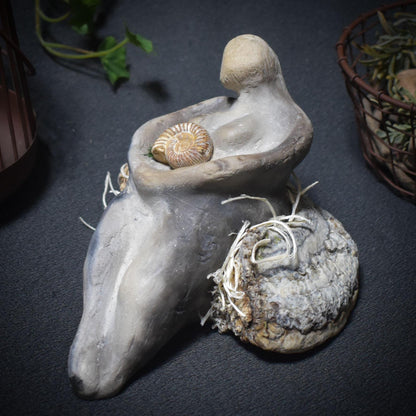 Pilzwesen der Erde – Archaische Wächterin mit Ammonit - traditionell gebrannter Ton - naturverbundene Kunst