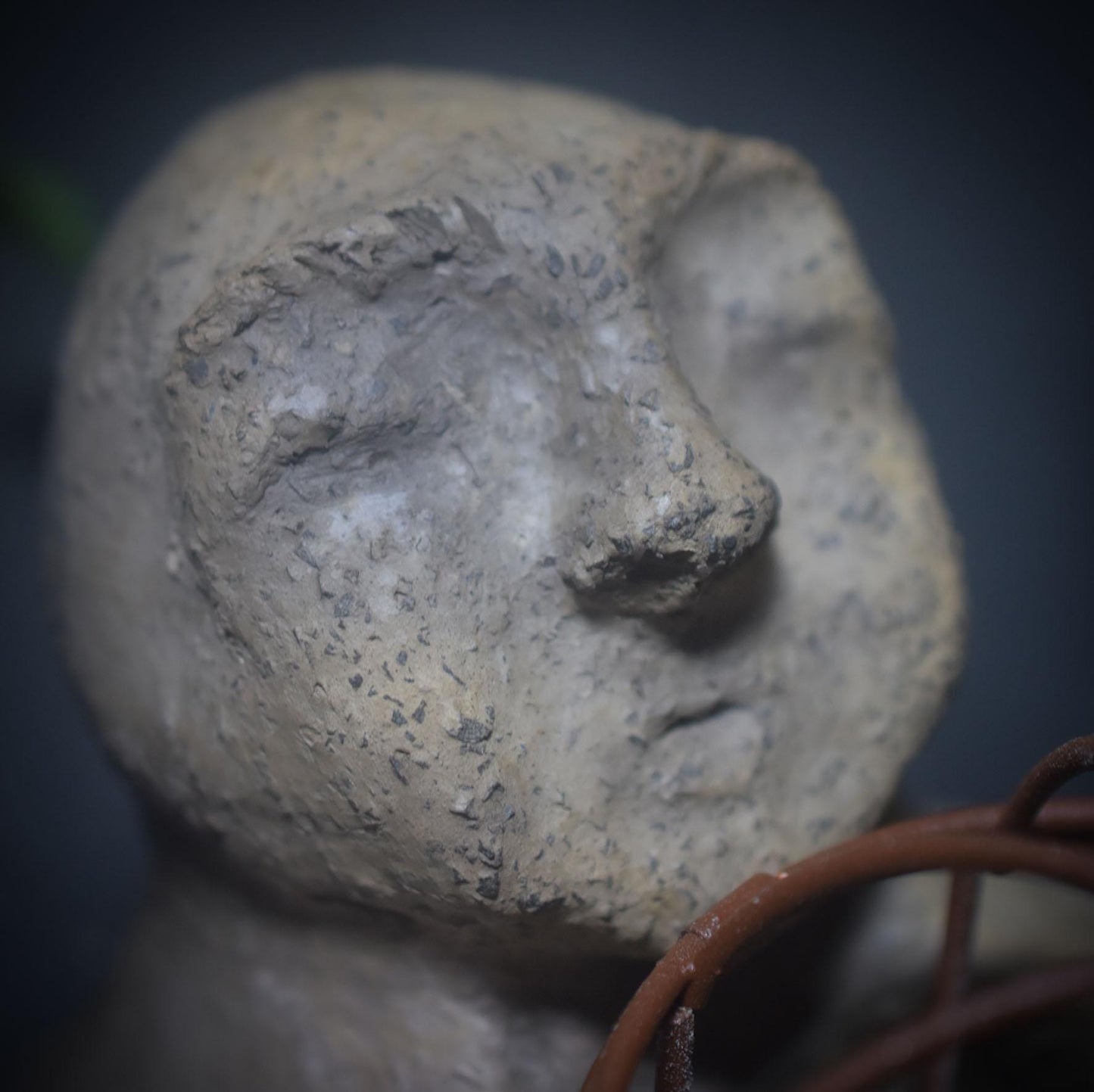 Hüterin des inneren Kindes – Frauenkopf mit Vogelkäfig - traditionell gebrannter Ton in archaischer Gestalt - Art.Nr.: SKU142