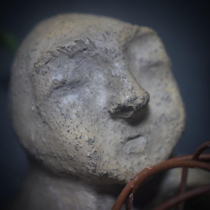 Hüterin des inneren Kindes – Frauenkopf mit Vogelkäfig - traditionell gebrannter Ton in archaischer Gestalt - Art.Nr.: SKU142